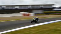 Aksi pembalap Movistar Yamaha, Valentino Rossi pada latihan bebas pertama dan kedua MotoGP Spanyol 2017. (PIERRE-PHILIPPE MARCOU / AFP)