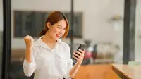 Ilustrasi seorang wanita bersemangat melihat layar smartphone. (saiarlawka9@gmail.com/depositphotos.com)