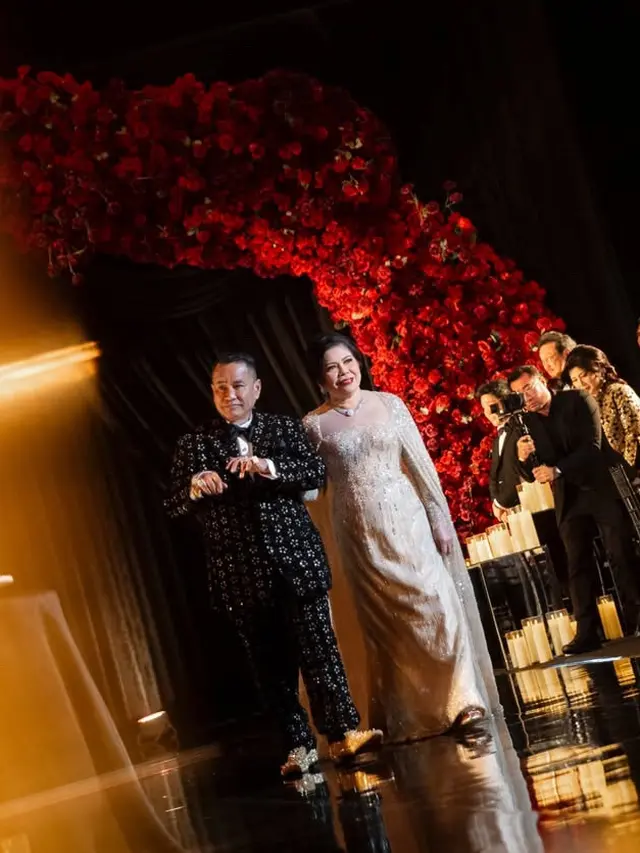 Gaya Glamor Keluarga Hotman Paris saat Resepsi Pernikahan Frank Hutapea-Winona Delany