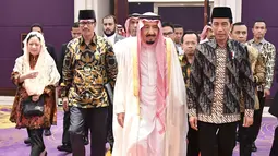 Presiden Jokowi dan Raja Salman saat tiba di ruang pertemuan Hotel Raffles, Kuningan, Jakarta, Jumat (3/3). Raja Salman ditemani Jokowi akan berdialog dengan tokoh lintas agama di Indonesia). (Biro Pers Setpres/Laily Rachev)
