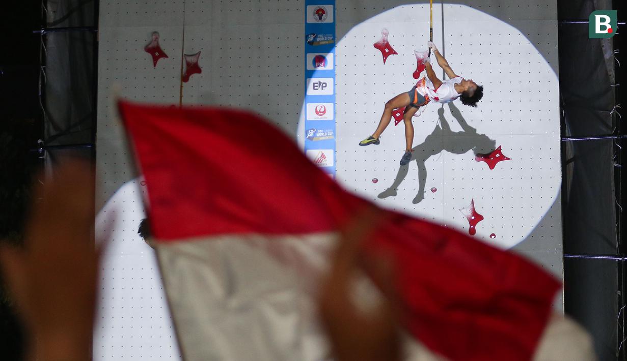<p>Atlet panjat tebing Indonesia, Raharjati Nursamsa melakukan selebrasi setelah memenangkan nomor speed putra Kejuaraan Dunia Panjat Tebing IFSC 2023 seri Jakarta melawan atlet panjat tebing China, Xinshang Wang di Lot 6, Kompleks Stadion Utama Gelora Bung Karno, Jakarta, Indonesia, Minggu (07/05/2023). Raharjati berhasil mencatatkan waktu 5,11 detik. (Bola.com/Bagaskara Lazuardi)</p>