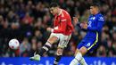 <p>Namun, Manchester United hanya butuh dua menit untuk menyamakan kedudukan. Berawal dari umpan Nemanja Matic, Cristiano Ronaldo sukses membobol gawang Chelsea lewat tembakan voli. (AFP/Lindsey Parnaby)</p>