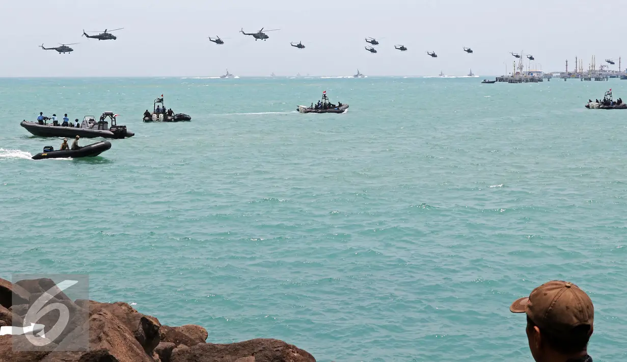 Warga menyaksikan helikopter beraksi saat gladi bersih HUT ke-70 TNI di Cilegon, Banten (3/10/2015). Jelang HUT ke-70 TNI tersebut menjadi daya tarik tersendiri bagi warga untuk menyaksikan secara dekat atraksi TNI. (Liputan6.com/Immanuel Antonius)