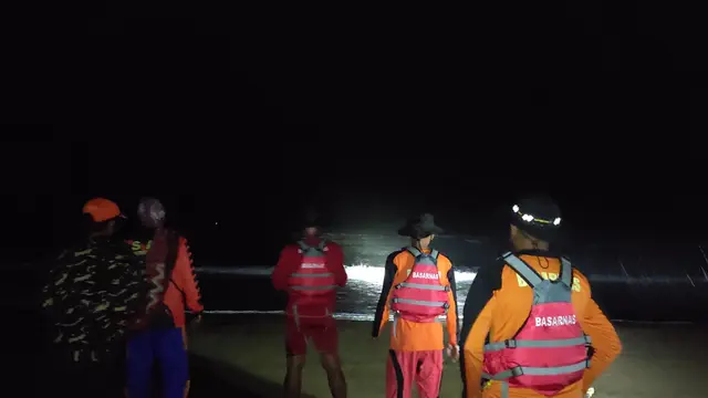 Tiga orang satu keluarga asal Bekasi, Jawa Barat terseret ombak Pantai Jetis, Cilacap. (Foto: Liputan6.com/Basarnas)