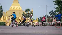 Orang-orang berolahraga di depan Stupa That Luang di Vientiane, Laos, pada 9 Juli 2020. Laos merupakan satu-satunya negara yang terkurung daratan di Asia Tenggara. (Xinhua/Kaikeo Saiyasane)