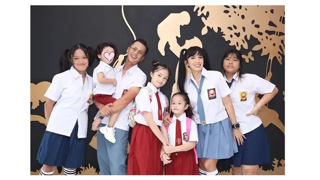 Pakai Seragam SD hingga SMA, Ini 6 Potret Kompak Keluarga Andhika Pratama