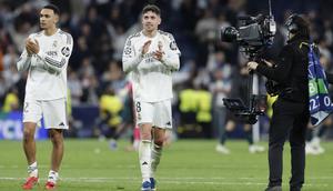 Bek Real Madrid asal Inggris bernomor punggung 12, Trent Alexander-Arnold (kiri), dan gelandang Real Madrid asal Uruguay bernomor punggung 8, Federico Valverde, merayakan kemenangan di akhir pertandingan leg pertama babak 16 besar Liga Champions UEFA antara Real Madrid dan Manchester City di Stadion Santiago Bernabeu di Madrid pada 12 Maret 2026. (Oscar DEL POZO/AFP)