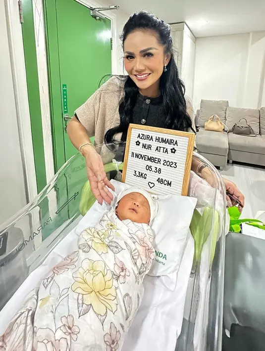 <p>Saat menemani proses persalinan Aurel, Krisdayanti juga nampak stylish. Begitu juga dengan makeup-nya yang membuat penampilannya nampak segar setiap saat. [Foto: Instagramkrisdayantilemos]</p>