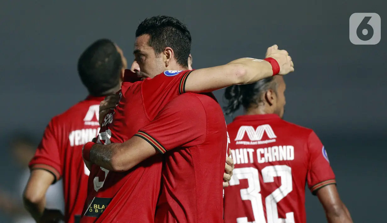 Pemain Persija Jakarta, Otavio Dutra, melakukan selebrasi usai mencetak gol ke gawang PSIS Semarang pada laga BRI Liga 1 di Stadion Indomilk Arena, Tangerang, Minggu (12/9/2021). Pertandingan berakhir 2-2. (Bola.com/M. Iqbal Ichsan)