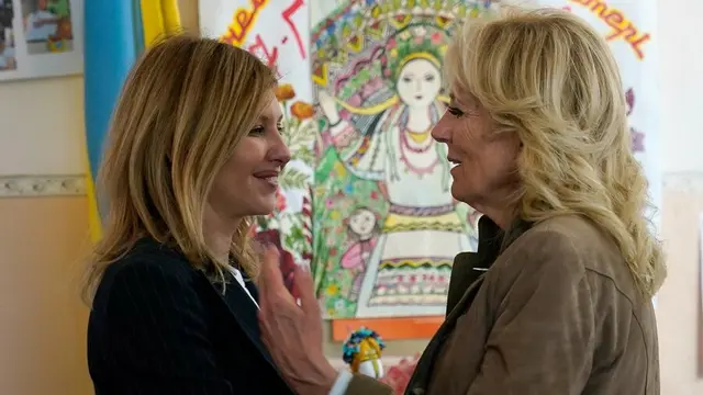Ibu Negara AS yakni Jill Biden mengunjungi Ibu Negara Ukraina Olena Zelenska pada Minggu (8/5) di sebuah sekolah di Uzhhorod, Ukraina.