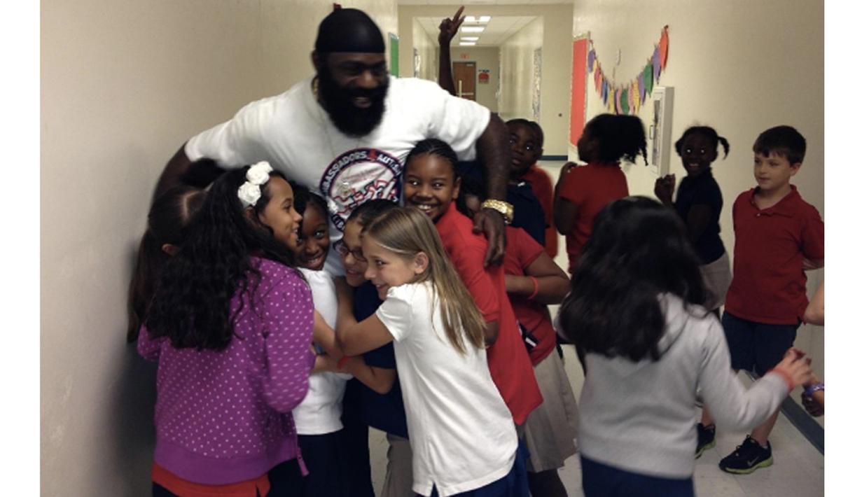 Kimbo Slice saat mengunjungi anak-anak seolah Liberty, Selain menjadi atlet MMA Kimbo juga bermain dalam beberapa film Hollywood salah satunya adalah Circle Of Pain tahun 2010. (Bola.com/ Twitter/Kimbo Slice)