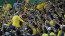 King Neymar menyapa fans ditribun saat meraih medali emas pada final sepak bola melawan Jerman di Stadion Maracana, Rio de Janeiro, (21/8/2016) dini hari WIB. (AP/Leo Correa)