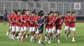 Sejumlah pemain Timnas Indonesia U-23 berlari kecil saat sesi latihan di Stadion Madya, Kompleks Gelora Bung Karno, Senayan, Jakarta, Kamis (10/7/2025). (Liputan6.com/Helmi Fithriansyah)