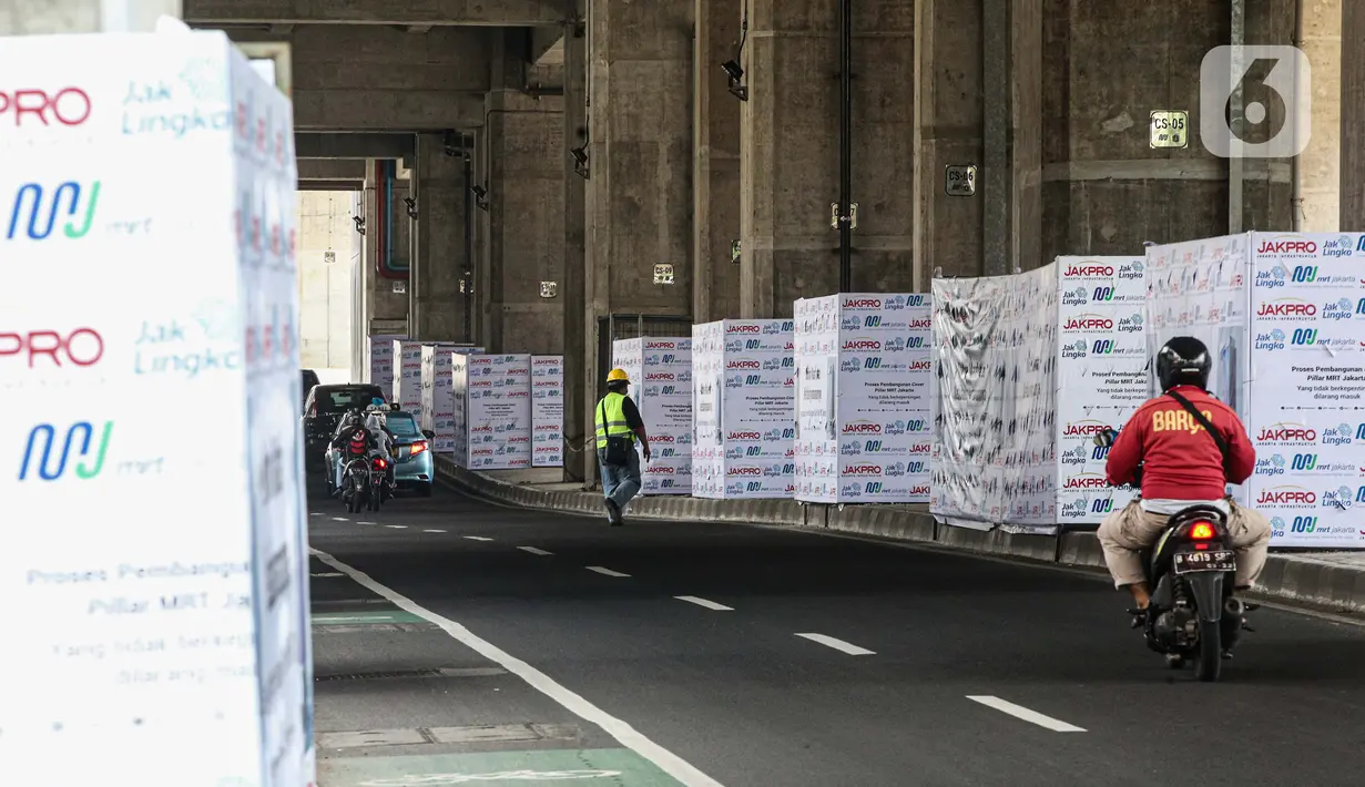 Kendaraan melintas di bawah Stasiun MRT Haji Nawi, Jakarta, Minggu (4/10/2020). PT Mass Rapid Transit atau MRT Jakarta menyiapkan sejumlah pilar jalur MRT sebagai media iklan untuk mengembangkan bisnis di luar pendapatan tiket atau non-farebox. (Liputan6.com/Faizal Fanani)