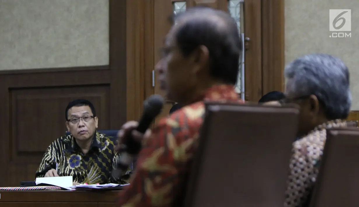 Terdakwa korupsi pengadaan dan pelaksanaan pembangunan kampus IPDN Sumbar di Kab Agam TA 2011, Dudy Jocom (kiri) menyimak keterangan saksi aat menjalani sidang lanjutan di Pengadilan Tipikor Jakarta, Rabu (5/9). (Liputan6.com/Helmi Fithriansyah)