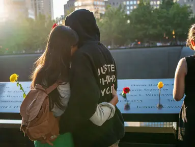 Orang-orang berkumpul di National September 11 Memorial & Museum untuk memperingati 23 tahun serangan teror 9/11 pada tanggal 11 September 2024 di New York City. (Spencer Platt/Getty Images North America/Getty Images via AFP)