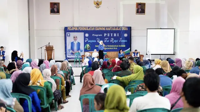 Putri Zulkifli Hassan saat menghadiri program ‘PUTRI’ atau Peningkatan Usaha Tani Rakyat Indonesia di Kalianda, Lampung Selatan.