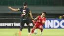 <p>Pemain Timnas Indonesia U-17, M Givatry Lotra Widianto (kanan),&nbsp;berebut&nbsp;bola&nbsp;dengan pemain Timnas Korea Selatan U-17, Kim Yugeon, dalam pertandingan uji coba yang berlangsung di Stadion Patriot Candrabhaga, Bekasi, Rabu (30/8/2023). (Bola.com/Abdul Aziz)</p>