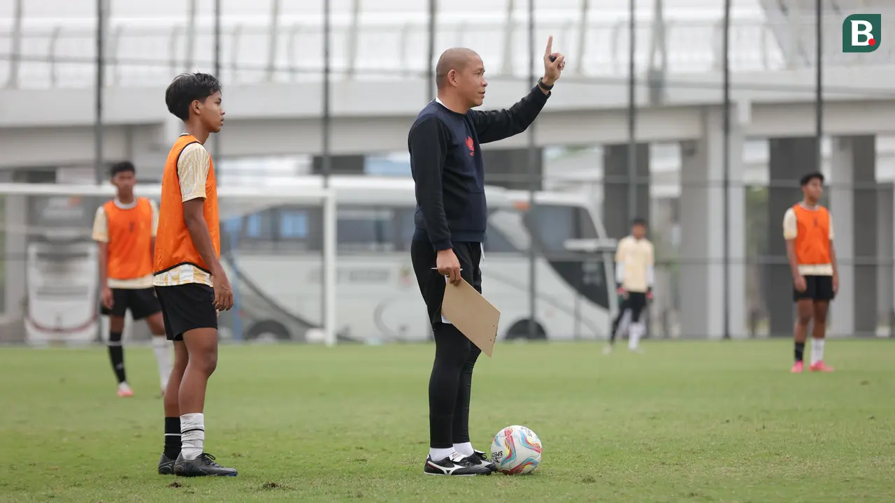 Foto: Melihat Tegasnya Nova Arianto saat Memimpin Latihan Timnas Indonesia U-16 di Jakarta International Stadium