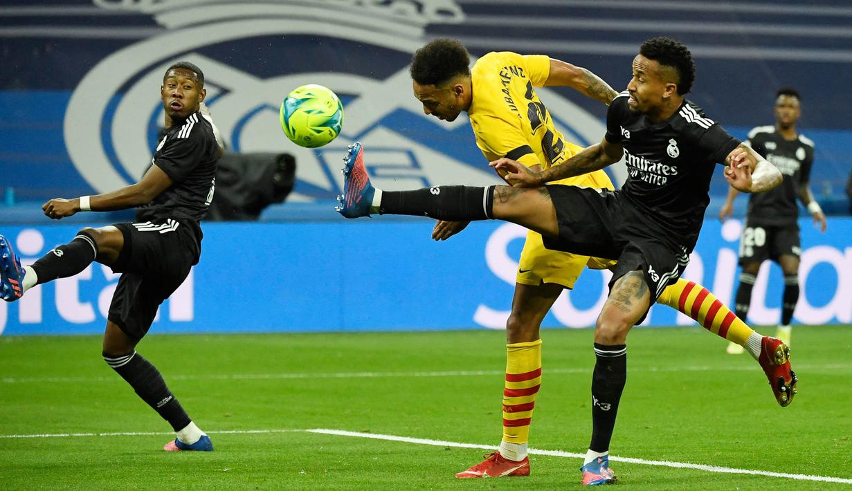 Pierre-Emerick Aubameyang lagi lagi menunjukkan aksi berkelasnya sebagai bomber top dunia. Tak main-main, kali ini kecemerlangan sang striker tampak di laga besar sekelas el Clasico. (AFP/Pierre-Philippe Marcou)