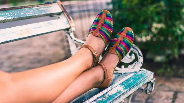 11 Jenis Sepatu Cocok Dipadukan dengan Sweater Dress