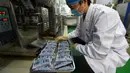 Apoteker memeriksa obat tradisional China di Rumah Sakit Afiliasi Pertama Universitas Kedokteran China di Hefei, 24 Februari 2020. RS itu bertanggung jawab meracik, merebus dan mengirim obat tradisional China ke tujuh rumah sakit yang ditunjuk untuk merawat pasien COVID-19 di Hefei. (Xinhua/Zhou Mu)
