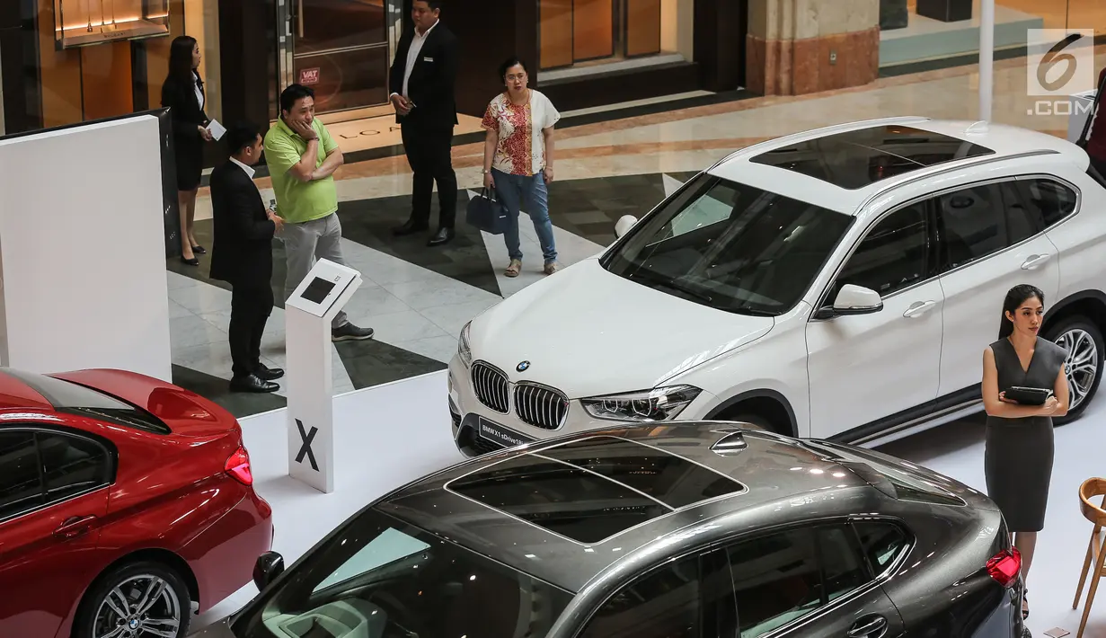 Pengunjung melihat mobil BMW selama BMW Exhibition yang berlangsung pada 15-17 Februari di Plaza Senayan, Jakarta, Jumat (15/2). Penjualan BMW tahun 2018 sedikit mengalami kenaikan dibanding pada 2017 yang mencapai 3.353 unit. (Liputan6.com/Fery Pradolo)