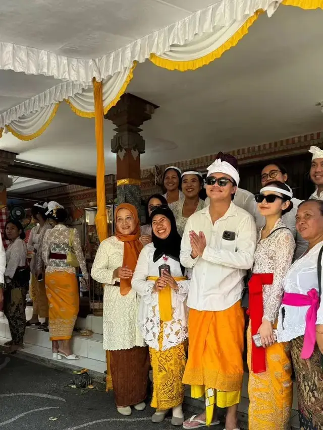 7 Potret Rizky Febian dan Mahalini Raharja Ikuti Upacara Memukur di Bali, Tampil Serasi