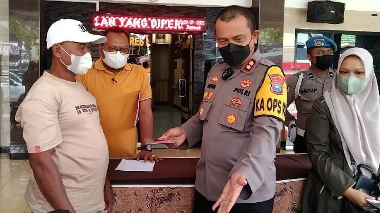 Kapolres Lumajang AKBP Dewa Putu Eka menyerahkan sepeda motor hasil curian ke pemiliknya (Istimewa)
