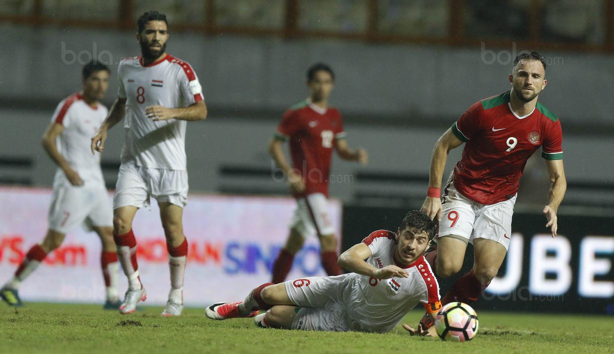 Striker Indonesia, Spasojevic, saat pertandingan melawan Suriah U-23 di Stadion Wibawa Mukti, Cikarang, Sabtu (18/11/2017). Indonesia kalah 0-1 dari Suriah U-23. (Bola.com/ M Iqbal Ichsan)