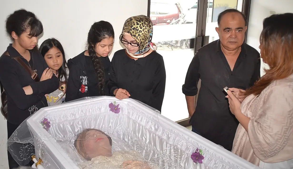 Sebelum jenazah Yana dibawa ke rumah duka RS Fatmawati, Jakarta Selatan, Rilla menyampaikan permohonan maaf atas kesalahan yang pernah dilakukan sang ibu selama hidupnya. (Bambang E.Ros/Bintang.com)