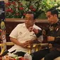 Presiden Joko Widodo berbincang dengan Mensesneg Pratikno saat menghadiri promosi Asian Games 2018 di Istana Negara, Jakarta, Selasa (5/6). Asian Games yang ke-18 ini diikuti 49 negara dan perhelatan sangat besar. (Liputan6.com/Angga Yuniar)