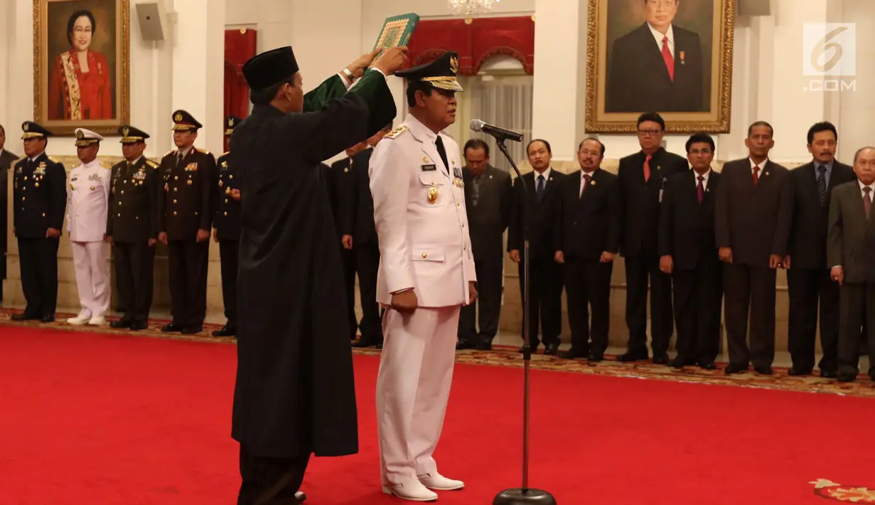 Pengambilan sumpah Isdianto saat dilantik oleh Presiden Jokowi menjadi Wakil Gubernur Kepulauan Riau (Kepri) di Istana Negara, Jakarta, Selasa (27/3). Jokowi mengambil sumpah Isdianto sebelum resmi menjabat Wagub Kepri. (Liputan6.com/Angga Yuniar)