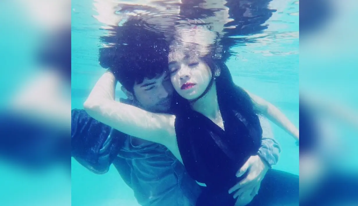 Pose berpelukan di dalam air yang membuat mupeng. (instagram.com/donnymichael/aryanifitriana24)