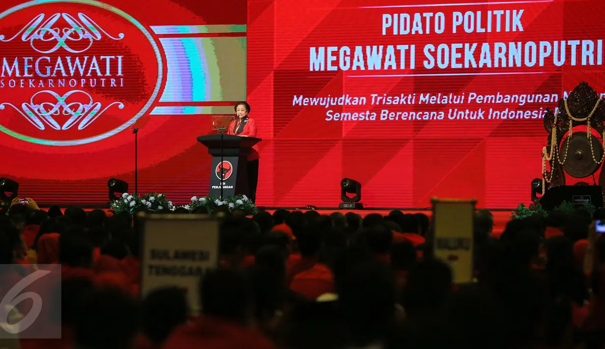 Ketua Umum PDIP, Megawati Soekarnoputri menyampaikan pidato politik saat Rakernas I PDIP di Jakarta, Minggu (10/1/2016). Rakernas tersebut bertajuk 'Mewujudkan Trisakti dengan Pembangunan Nasional Semesta Berencana'. (Liputan6.com/Faizal Fanani)