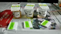 Petugas menunjukkan hasil tes urine pegawai Kecamatan Larangan, Ciledug, Tangerang, Senin (25/4). Sebanyak 130 PNS dan non PNS se Kecamatan Larangan dites urine untuk mengantisipasi penyalahgunaan narkoba. (Liputan6.com/Gempur M Surya)