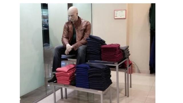 9 Manekin Pose Capek Berdiri Ini Bikin Pembeli Tepuk Jidat