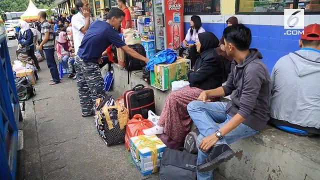 Harga tiket bus di Terminal Kampung Rambutan menjelang lebaran mulai naik, dengan kenaikan harga tiket mencapai lebih dari 50 persen.