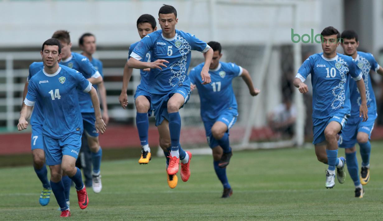 Para pemain Uzbekistan melakukan pemanasan saat uji coba lapangan di Stadion Pakansari, Bogor, (26/4/2018). Uzbekistan merupakan salah satu tim yang akan mengikuti ajang PSSI Anniversarry Cup 2018. (Bola.com/Nick Hanoatubun)