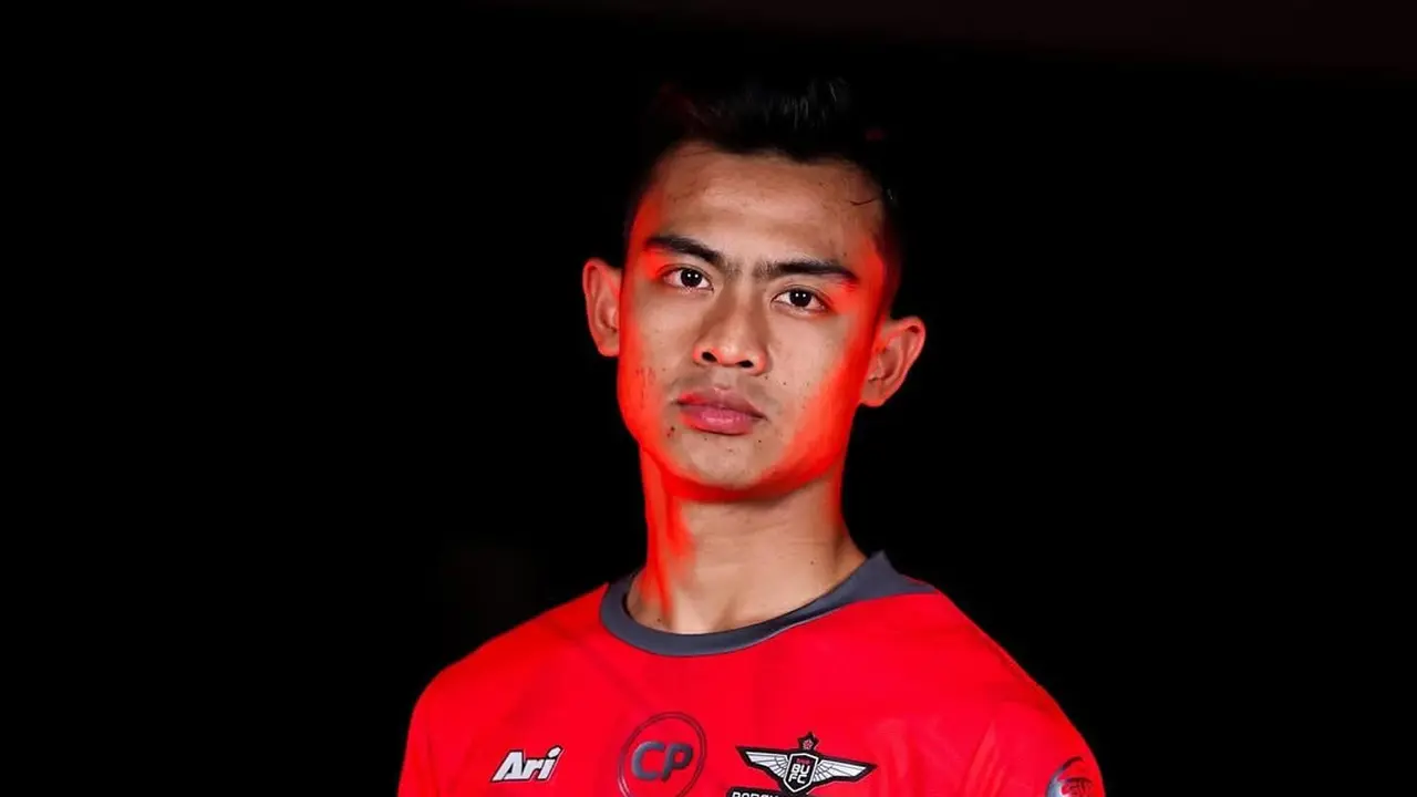 6 Potret Pratama Arhan Gabung Klub Thailand Bangkok United, Didampingi Azizah Salsha