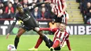 Gelandang Liverpool, Georginio Wijnaldum, berusaha melewati pemain Sheffield United pada laga Premier League di Stadion Bramall Lane, Sabtu (28/9). Liverpool menang 1-0 atas Sheffield United. (AP/Rui Vieira)