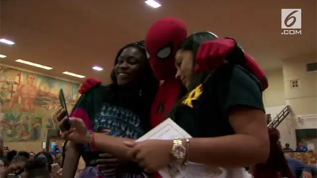 Sebuah sekolah di New York didatangi Spiderman. Ia mengajak para siswa untuk menghentikan aksi bullying dimanapun.