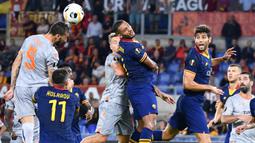 Gelandang Istanbul Basaksehir, Mehmet Topal, menyundul bola saat melawan AS Roma pada laga Europa League di Stadion Olimpico, Roma, Kamis (19/9). Roma menang 4-0 atas Istanbul. (AFP/Alberto Pizzoli)
