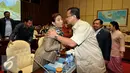 Menteri Kelautan Dan Perikanan Susi Pudjiastuti berjabat tangan dengan Ketua Komisi IV DPR Edi Prabowo sebelum Rapat Kerja (Raker) dengan Komisi IV DPR, Jakarta, Rabu (27/1). (Liputan6.com/Johan Tallo)