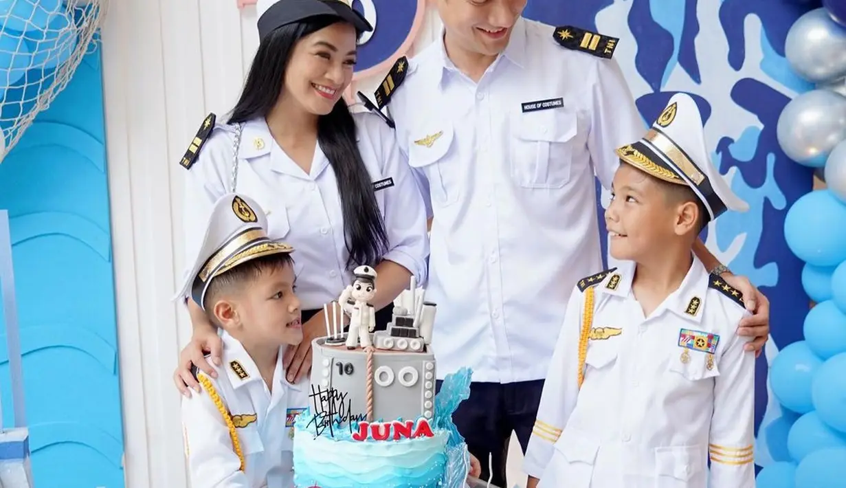 Mereka pakai baju ala penerbang pesawat warna putih, lengkap dengan aksesorisnya. [@titi_kamall]