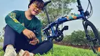 Danang D'Academy dikenal sebagi pedangdut yang pandai mix and match busana. Lewat Instagram pribadiya, ia cukup sering mengunggah gaya OOTD, Ketika sedang bersepeda, pemilik nama lengkap Danang Pradana Dieva ini tampil sporty. (Liputan6.com/IG/@danang_official91)