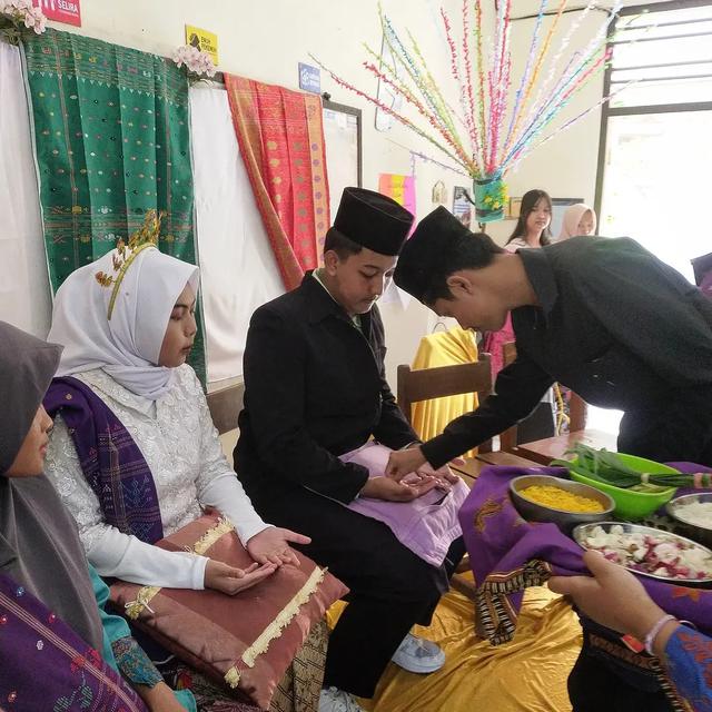 Tradisi Lebaran Masyarakat Melayu Tepuk Tepung Tawar