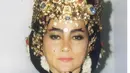Ia juga mengenakan kebaya velvet hitam berbordir emas. Ia pun membawa ronce melatinya. Dengan hiasan sanggul mahkota emas dan melatinya.  [@suzzannaofficial]