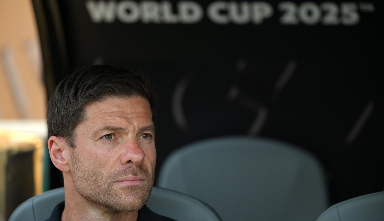 Pelatih baru Real Madrid, Xabi Alonso duduk di pinggir lapangan saat laga Grup H Piala Dunia Antarklub 2025 melawan Al Hilal di Hard Rock stadium, Miami, Amerika Serikat, Kamis (19/06/2025) WIB. (AFP/Patricia De Melo Moreira)