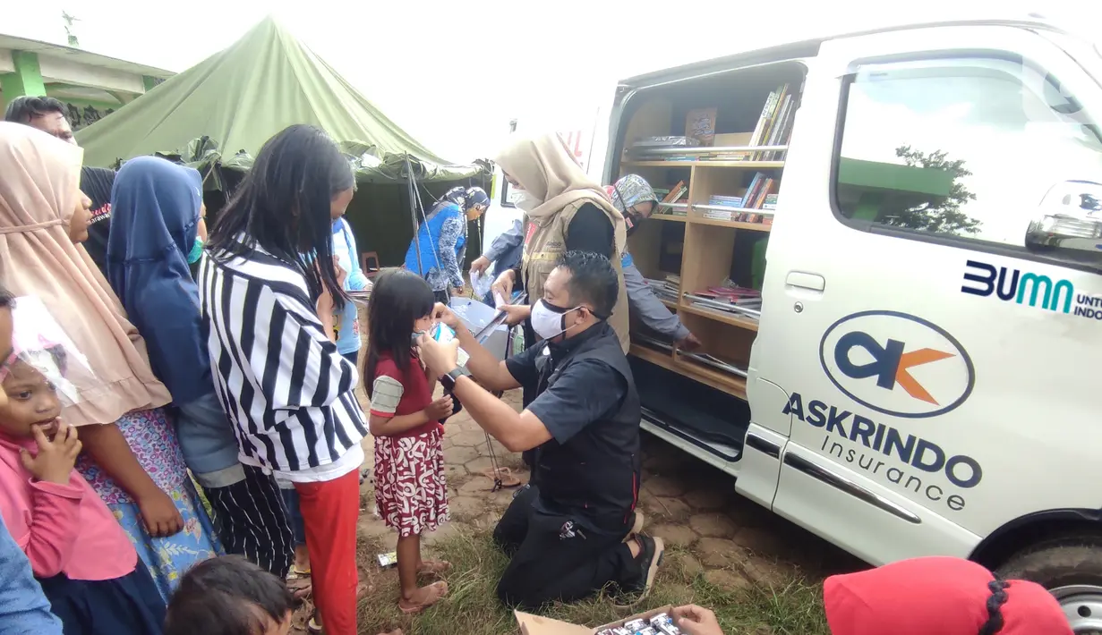 Di posko tersebut PT Asuransi Kredit Indonesia atau Askrindo menghadirkan Mobil Pintar (MoPi) menghibur anak-anak korban banjir dan memberikan bantuan sembako, makanan bergizi, serta buku cerita dan buku gambar. di dua lokasi berbeda di Karawang. (Liputan6.com/Pool/Askrindo)